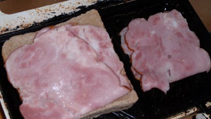 Tousty s anglickou slaninou a pažitkou, Před vložením do toustovače