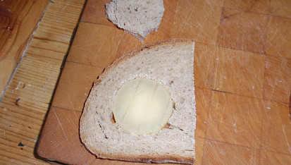 Tvarůžkové překvapení, Vykroj a vlož