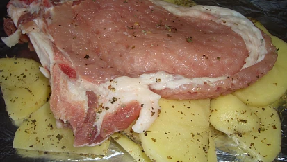 Vepřové plátky s nivou v alobalu, Brambory a maso