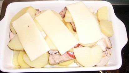 Zapečené brambory s vepřovým masem