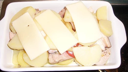 Zapečené brambory s vepřovým masem