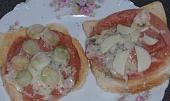Zapečené tousty, Vlevo mladá cibulka,vpravo jednostrožkový česnek