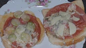 Zapečené tousty, Vlevo mladá cibulka,vpravo jednostrožkový česnek