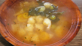 Zeleninová polévka s krupicovými haluškami