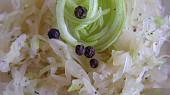 Zelný salát s koprem, místo cibule drobně nasekaný pórek