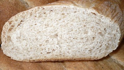 Bramborákové celozrnné bagety, veka na řezu, peču je často.