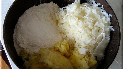 Bramborové lokše s kysaným zelím a mákem