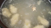 Chlupaté knedlíky, do vody zaváříme malé šištičky