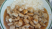 Čína z kuřecího masa s rýží