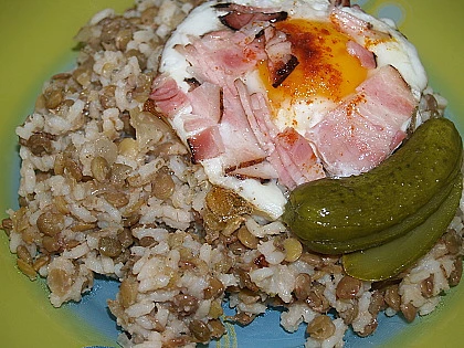 Čočka s rýží, čočka s rýží, volským okem a okurkou