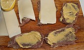Hovězí řízek se sýrem (uvařené maso okořeníme a obložíme sýrem)