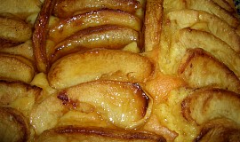 Jablečný koláč s karamelovým přelivem