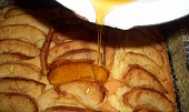Jablečný koláč s karamelovým přelivem