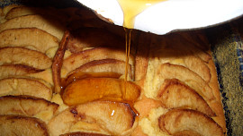 Jablečný koláč s karamelovým přelivem Jablečný koláč s karamelovým přelivem