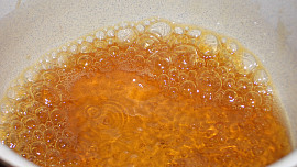 Jablečný koláč s karamelovým přelivem Jablečný koláč s karamelovým přelivem