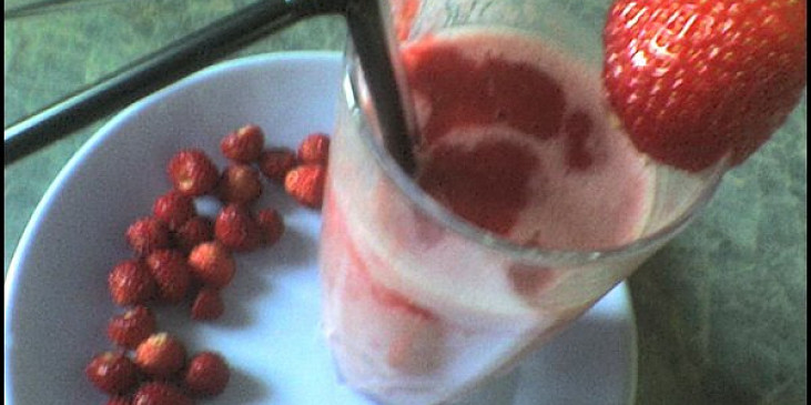 Zředěný jahodový koktejl s jogurtem