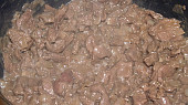 Jelení guláš, podušené jelení maso na cibulce