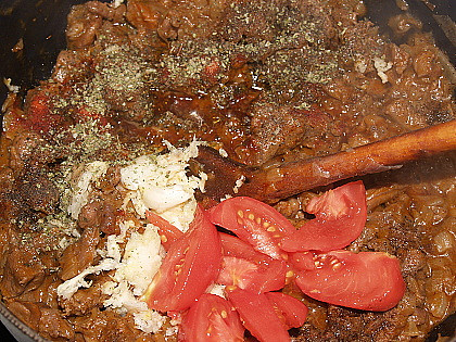 koření, česnek a rajčata místo kečupu