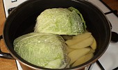 Kapusta (slovensky kel) po bulharsku (já dávám vařit kapustu vcelku+brambory)