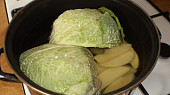 Kapusta (slovensky kel) po bulharsku, já dávám vařit kapustu vcelku+brambory