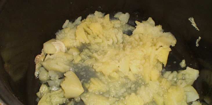 brambory rozmačkám přidám kapustu zahustím jíškou možno dolít trochou vývaru