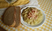 Kapusta (slovensky kel) po bulharsku (na hotové dám cibulku osmaženou s anglickou slaninou podávám s chlebem)