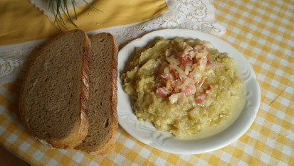 Kapusta (slovensky kel) po bulharsku, na hotové dám cibulku osmaženou s anglickou slaninou podávám s chlebem