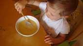 Kedlubnová nebo květáková mléčná polévka, 17 měsíční Terezce moc chutnala:-)děkujeme