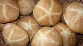 Kefírové anglické bagety, Kefírové kaiserky, potřeno jen mlékem.
