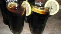 Kolový alkoholický drink.