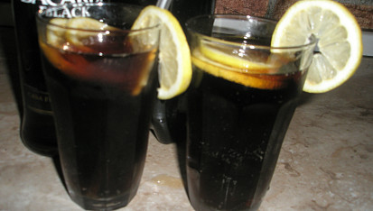 Kolový alkoholický drink.
