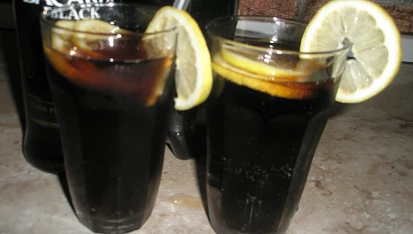 Kolový alkoholický drink.