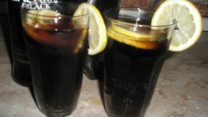 Kolový alkoholický drink.
