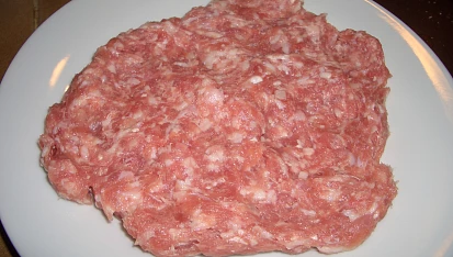 Koule z mletého masa se sýrem