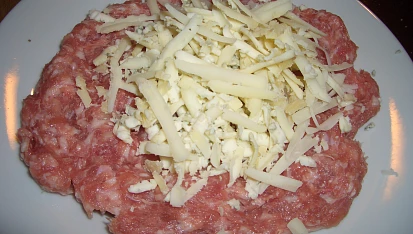 Koule z mletého masa se sýrem