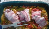 Králičí hřbet v zelenině a bylinkách, Před koncem pečení poklademe plátky anglické slaniny