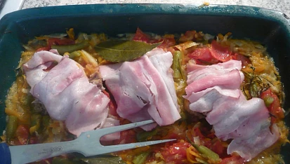 Králičí hřbet v zelenině a bylinkách, Před koncem pečení poklademe plátky anglické slaniny
