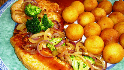 Krůtí plátky s cibulí a brokolicí, Detail mňamky