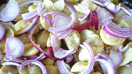 Kuřecí křidélka na bramborách