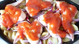 Kuřecí křidélka na bramborách