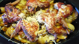 Kuřecí křidélka na bramborách