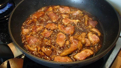 Kuřecí nudličky se slaninou
