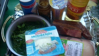 Kuřecí závitky s omáčkou z modrého sýra.