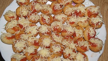 Langoše jednohubky, langoše potíráme kečupem s česnekem a sýrem