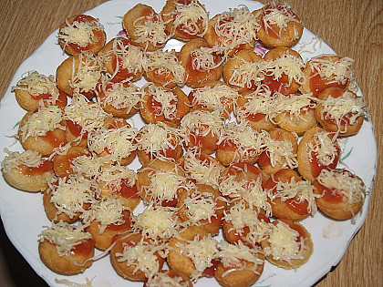 Langoše jednohubky (langoše potíráme kečupem s česnekem a sýrem)