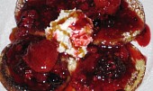 Lívance s horkými malinami (Lívance s horkými malinami doplněné o omáčku z ostružin a jahod)