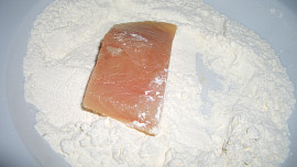 Losos s křenovou omáčkou a brusinkami