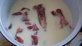 Marináda nejen na zvěřinu dle myslivce, maso ponořené do mléka (po focení jsem ještě mléko přilila)