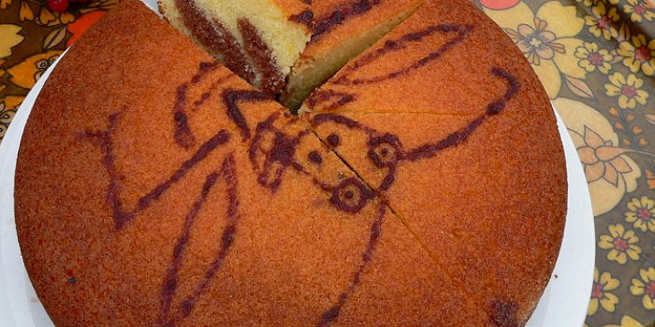 Mramorový dort ozdobený čokoládovým obrázkem
