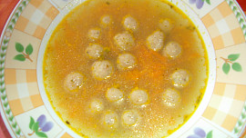 Mrkvová polévka s drožďovými knedlíčky
